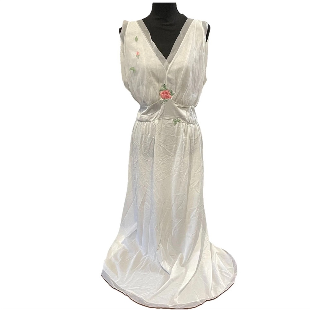 Vintage 50’s LAROS Size 42 Lingerie White Long Nightgown w/Rose Flower Appliqués